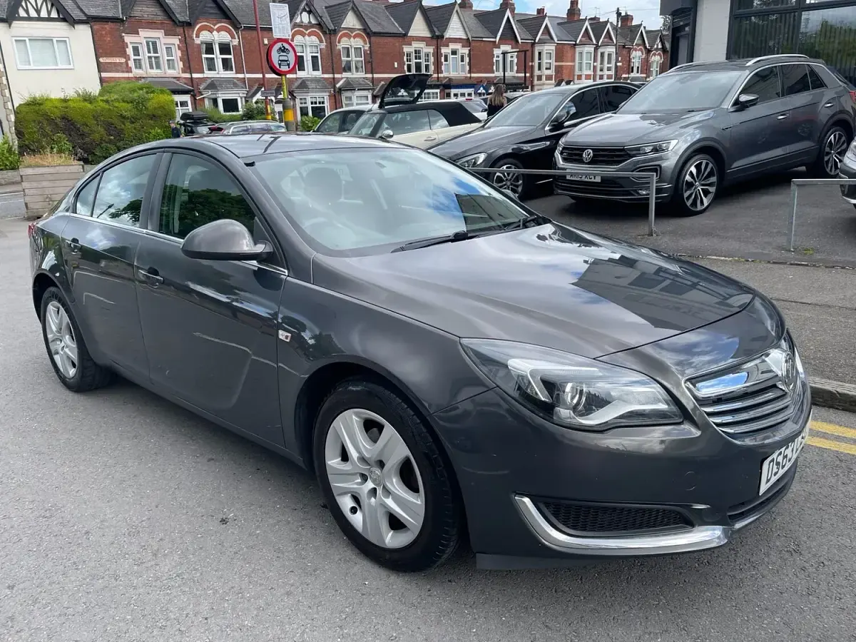 Used Vauxhall Insignia Design Edition 140 HP (102 kW) 2013 Grey Hatchback