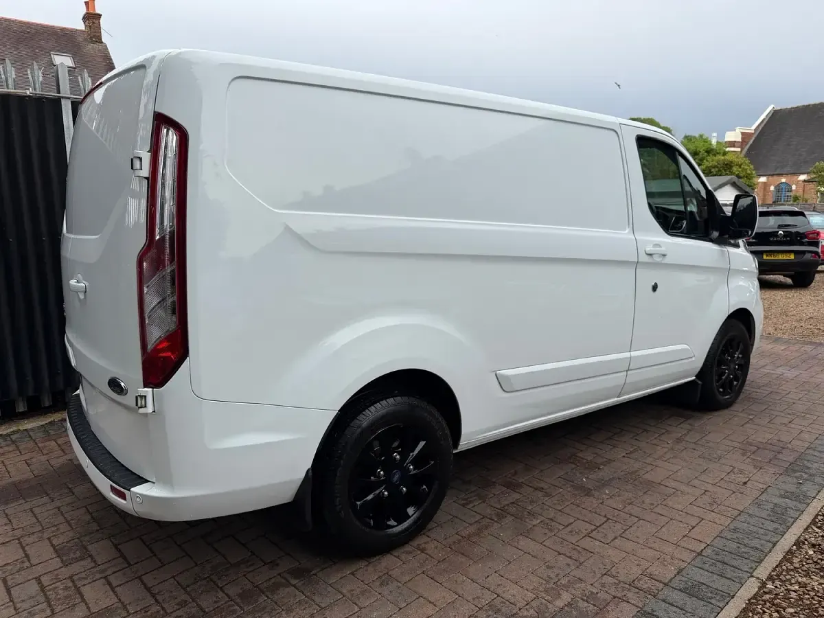 Used Ford Transit Custom Limited 130 HP (95 kW) 2019 White Van