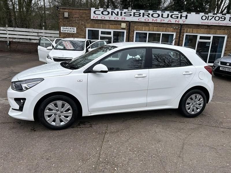 Used Kia Rio 84 HP (61 kW) 2022 White Hatchback