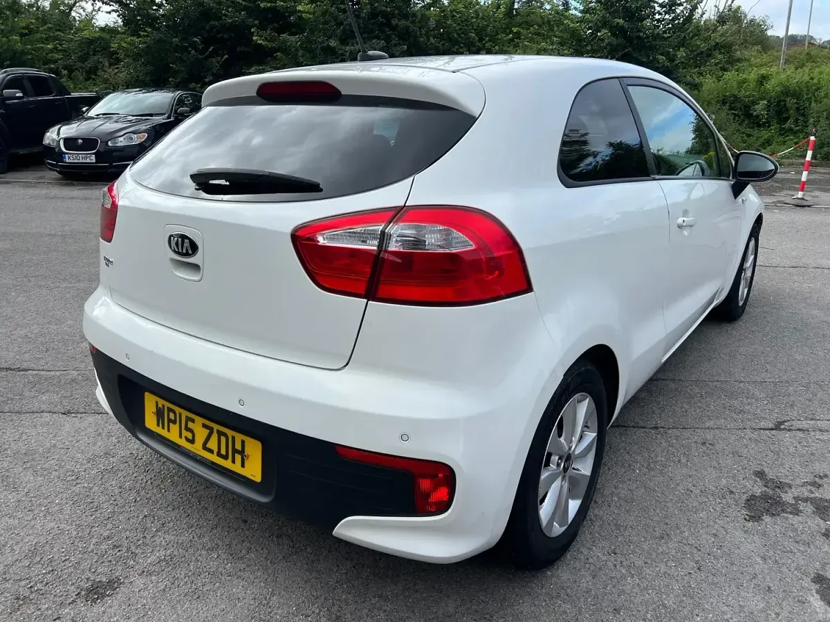 Used Kia Rio 2015 White Hatchback