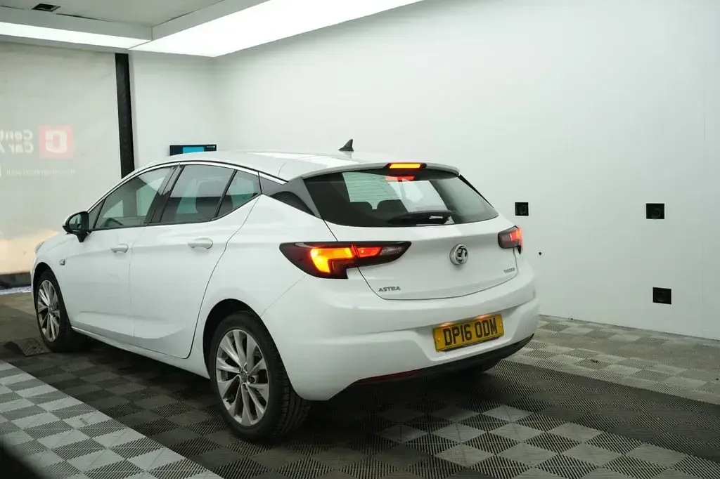 Used Vauxhall Astra 125 HP (91 kW) 2016 White Hatchback