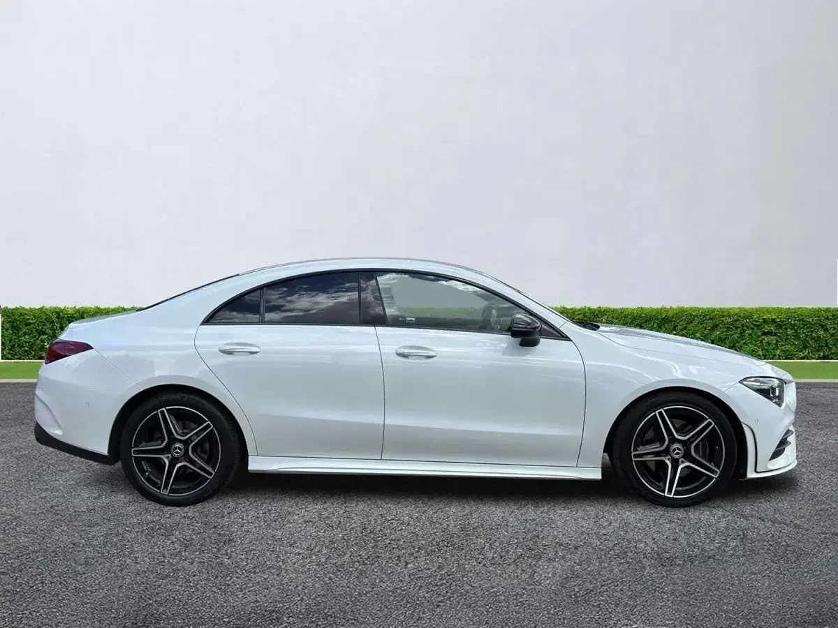 Begagnad Mercedes CLA200 Executive 2023 Vit Sportkupé