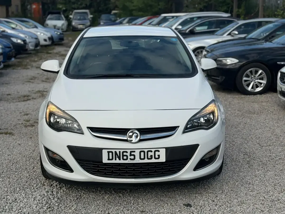 Used Vauxhall Astra SRi 2015 White Hatchback