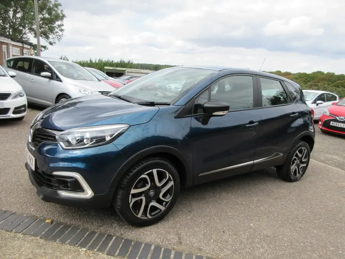 Used Renault Captur Dynamique 88 HP (64 kW) 2017 Blue SUV