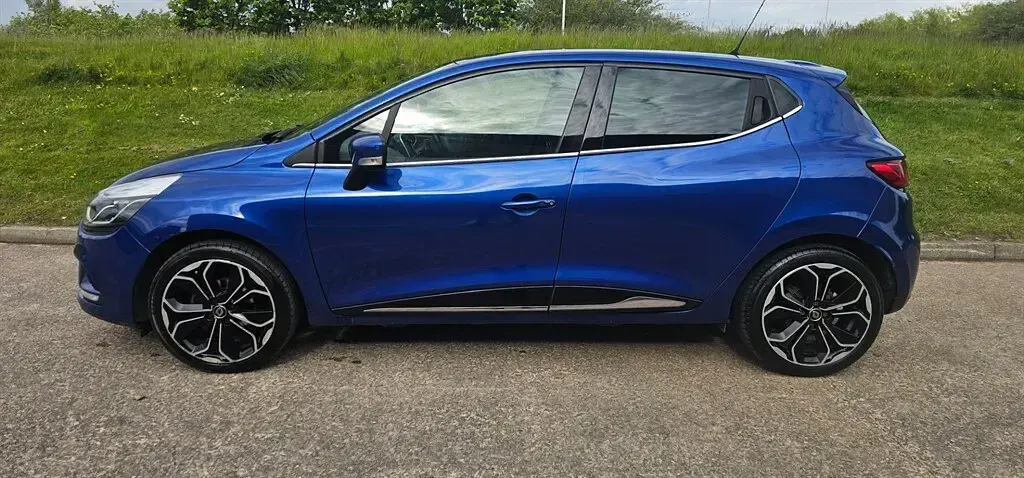 Used Renault Clio Iconic 2019 Metallic blue Hatchback