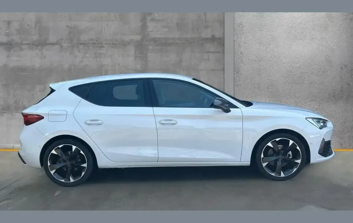 Used Cupra Leon 150 HP (110 kW) 2024 White Hatchback