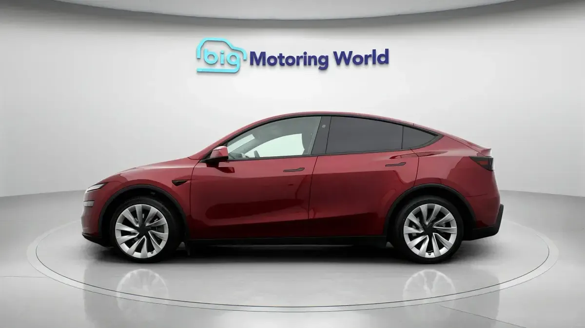 Używany Tesla Model Y RWD 286 kW (389 KM) 2025 Czerwony SUV