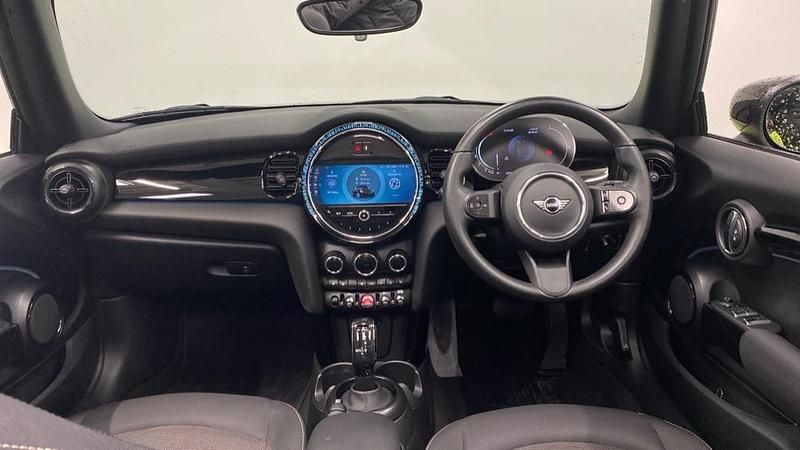 Used Mini Cooper Classic 134 HP (98 kW) 2023 Yellow Hatchback