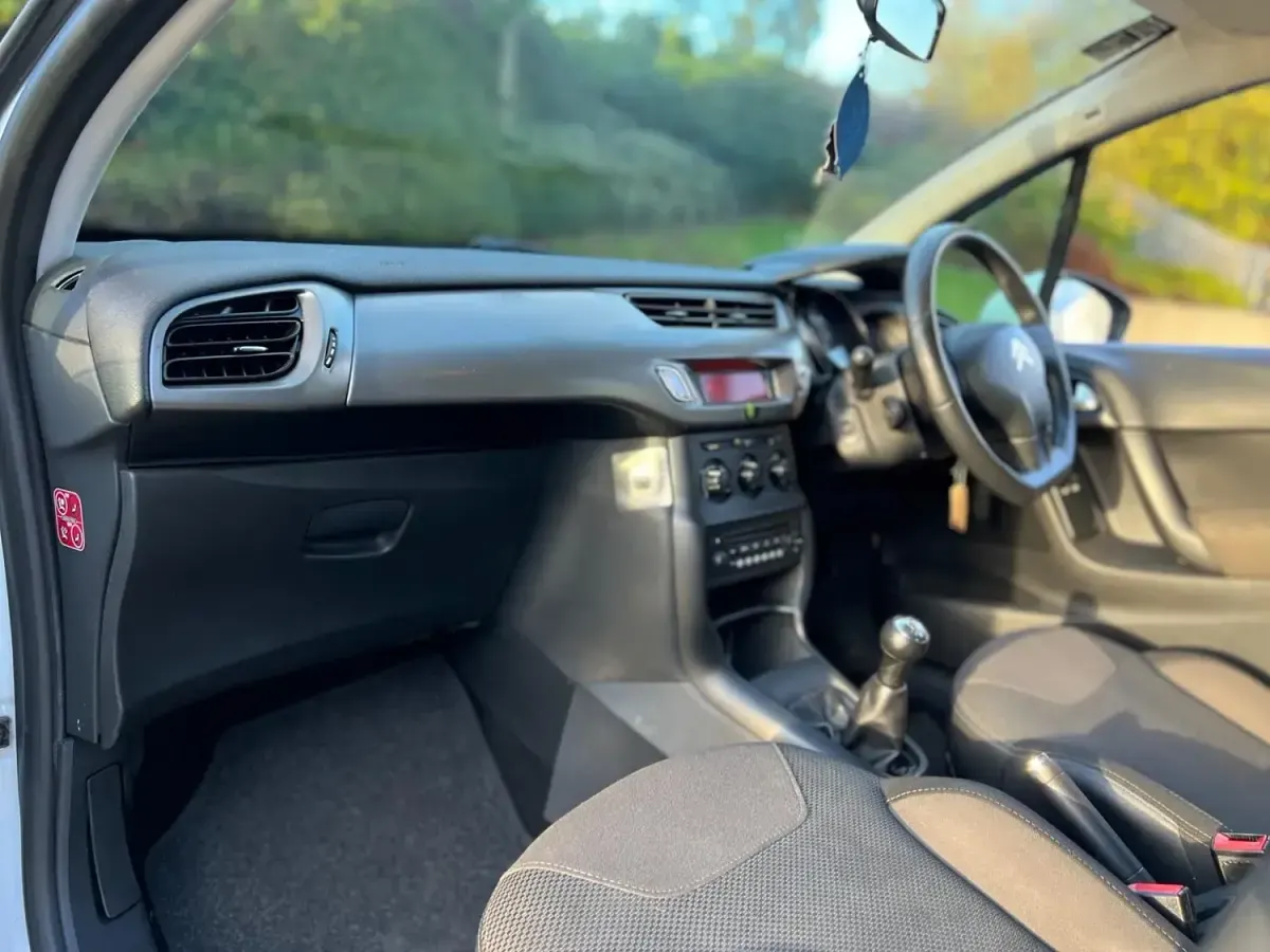 Begagnad Citroën C3 SELECTION 75 HK (55 kW) 2015 Vit Halvkombi