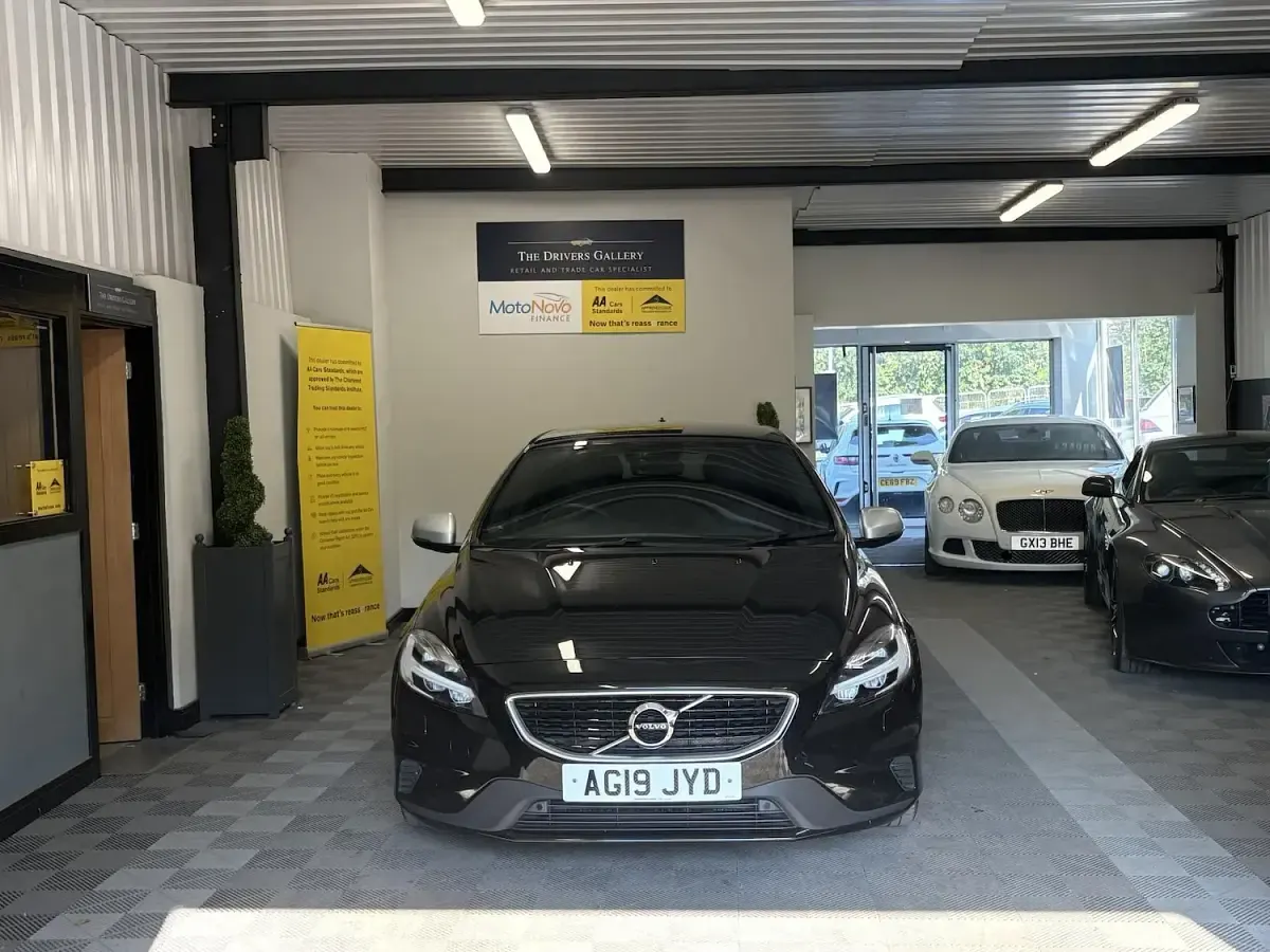 Used Volvo V40 R-Design 152 HP (111 kW) 2019 Black Hatchback