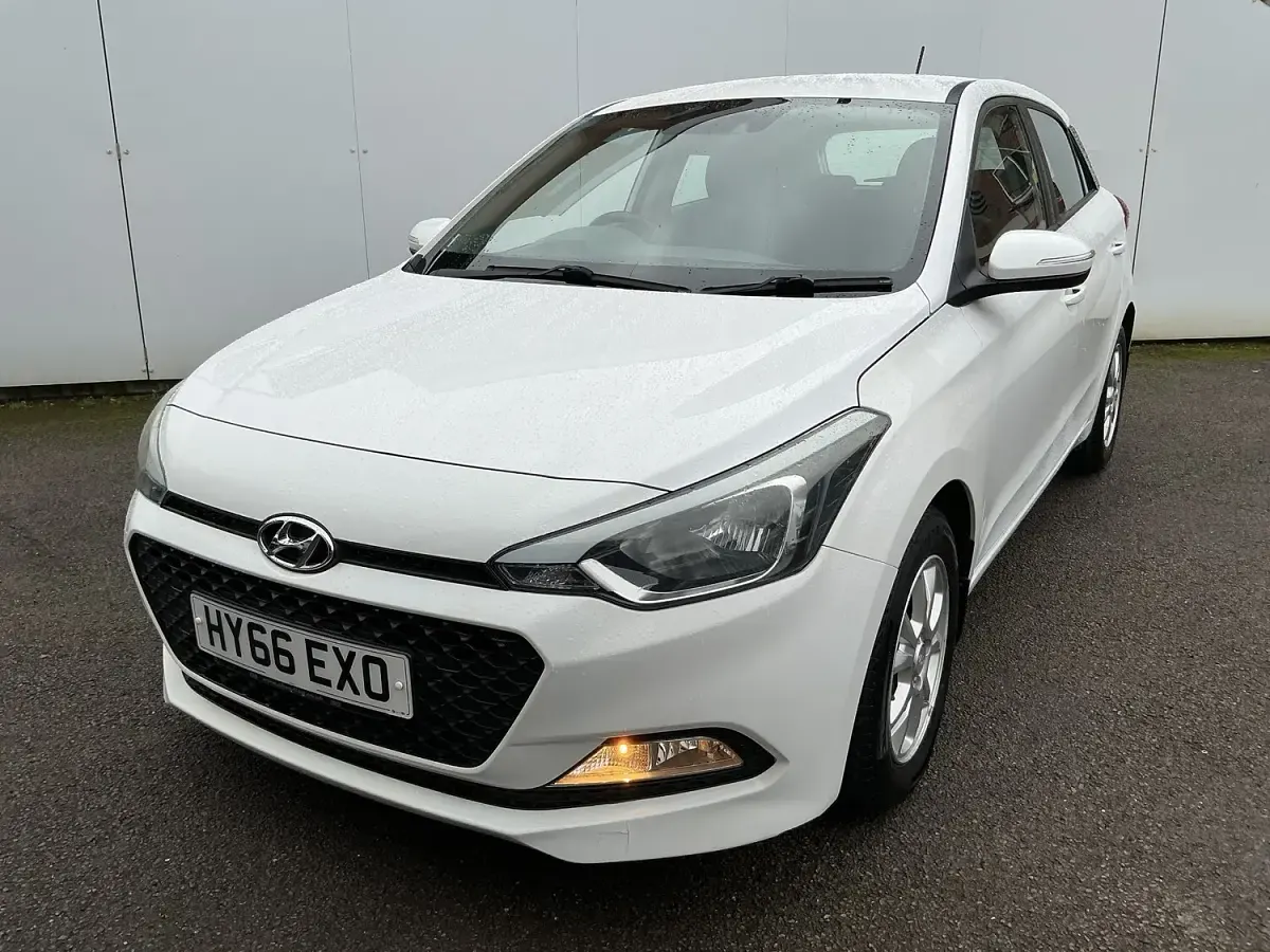 Used Hyundai i20 SE 90 HP (66 kW) 2016 White Hatchback