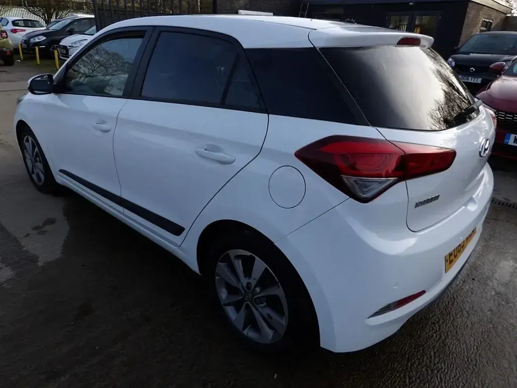 Używany Hyundai i20 Premium 90 KM (66 kW) 2015 Biały Hatchback