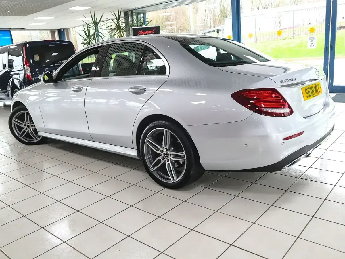 Gebraucht Mercedes E220 AMG Line Premium 194 PS (142 kW) 2018 Silber Limousine