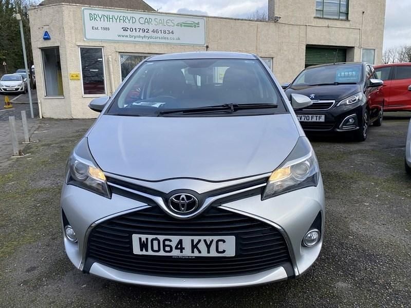Used Toyota Yaris 2015 Silver metallic Hatchback