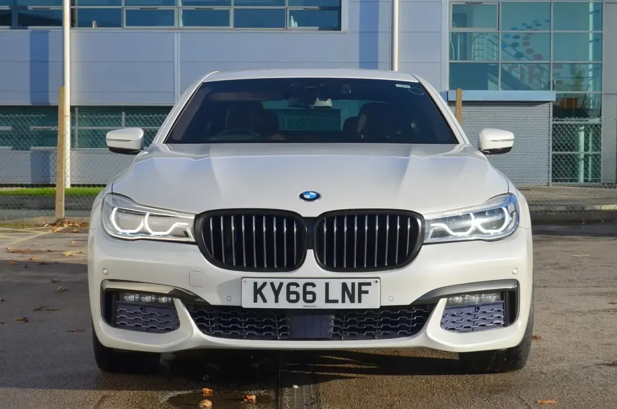 Used BMW 740 M Sport 320 HP (235 kW) 2016 White Sedan