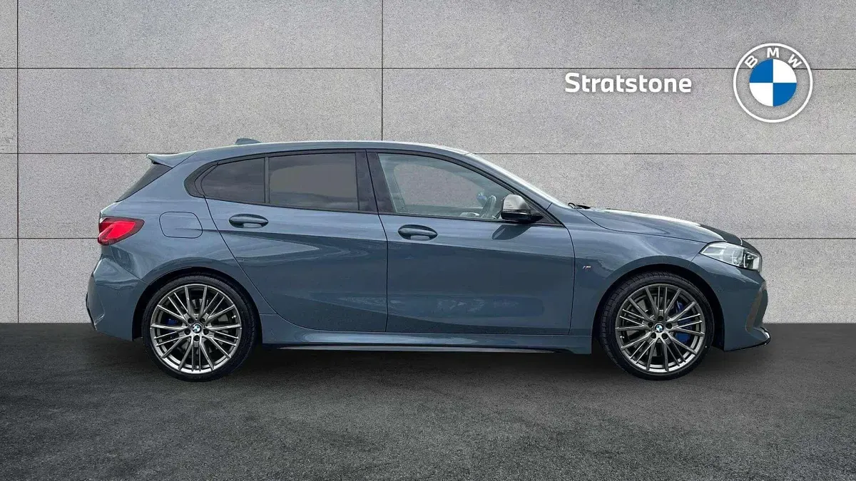 Begagnad BMW M135 Comfort Edition 306 HK (225 kW) 2020 Grå Halvkombi
