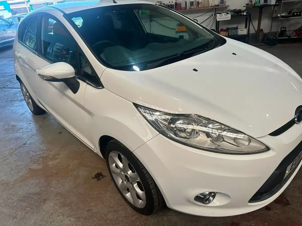 Used Ford Fiesta Zetec 70 HP (51 kW) 2011 White Hatchback