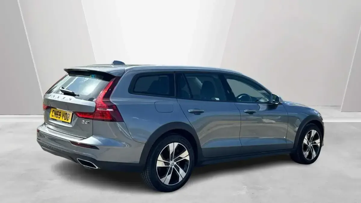 Used Volvo V60 CC 188 HP (138 kW) 2019 Estate