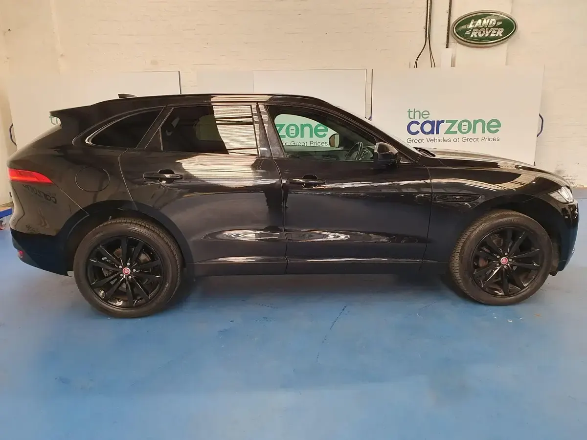 Begagnad Jaguar F-Pace Chequered Flag 180 HK (132 kW) 2019 Svart SUV