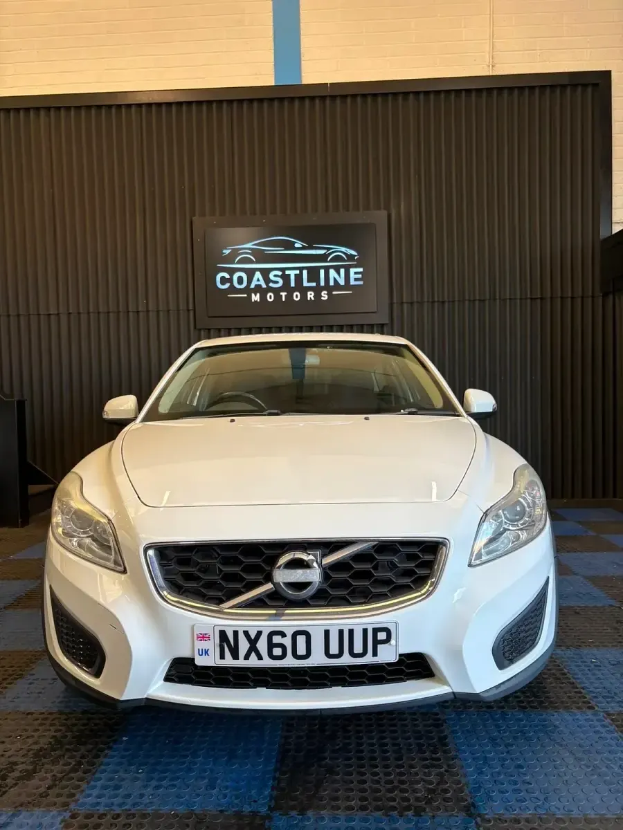 Used Volvo C30 100 HP (73 kW) 2010 White Hatchback