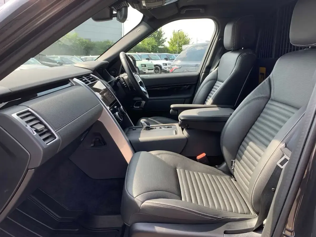 Used Land Rover Discovery SE 350 HP (257 kW) 2025 Grey SUV