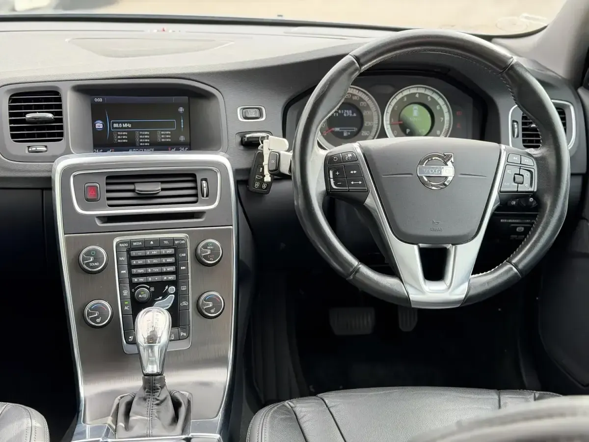 Used Volvo V60 SE Lux 180 HP (132 kW) 2026 Silver Estate