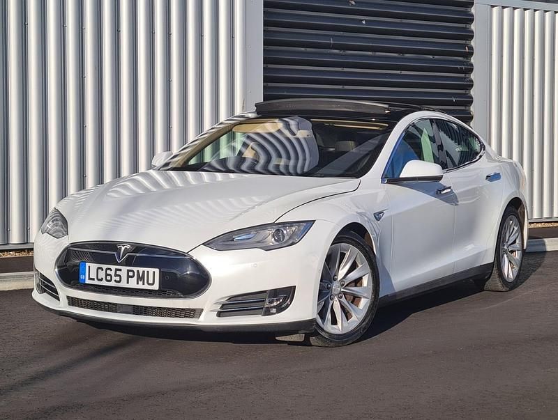 Used Tesla Model S 311 kW (423 HP) 2015 White Hatchback