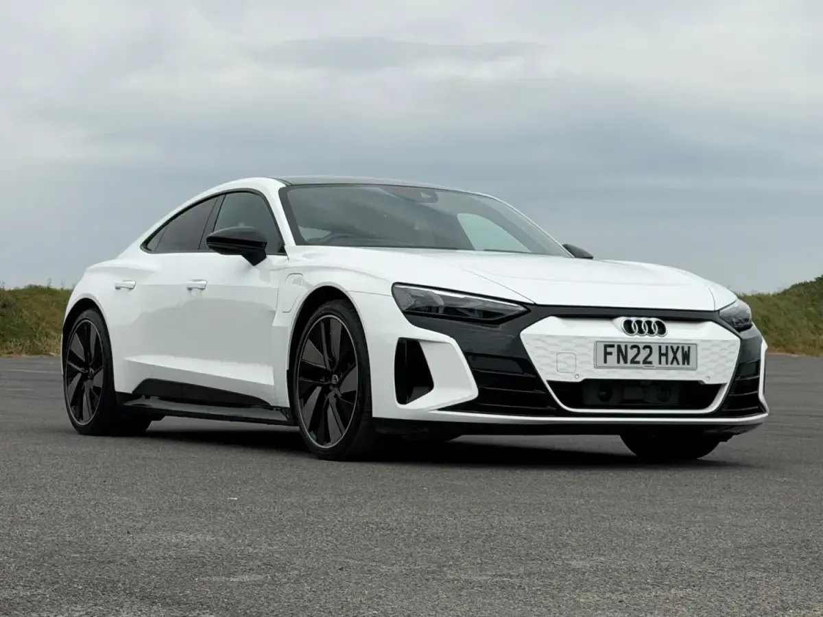Begagnad Audi e-tron GT quattro Advanced 475 kW (646 HK) 2022 Vit Sedan