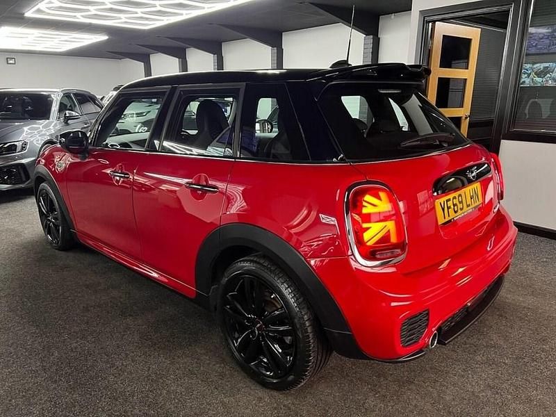 Usado Mini Cooper Hatch 136 CV (100 kW) 2019 Rojo Utilitario