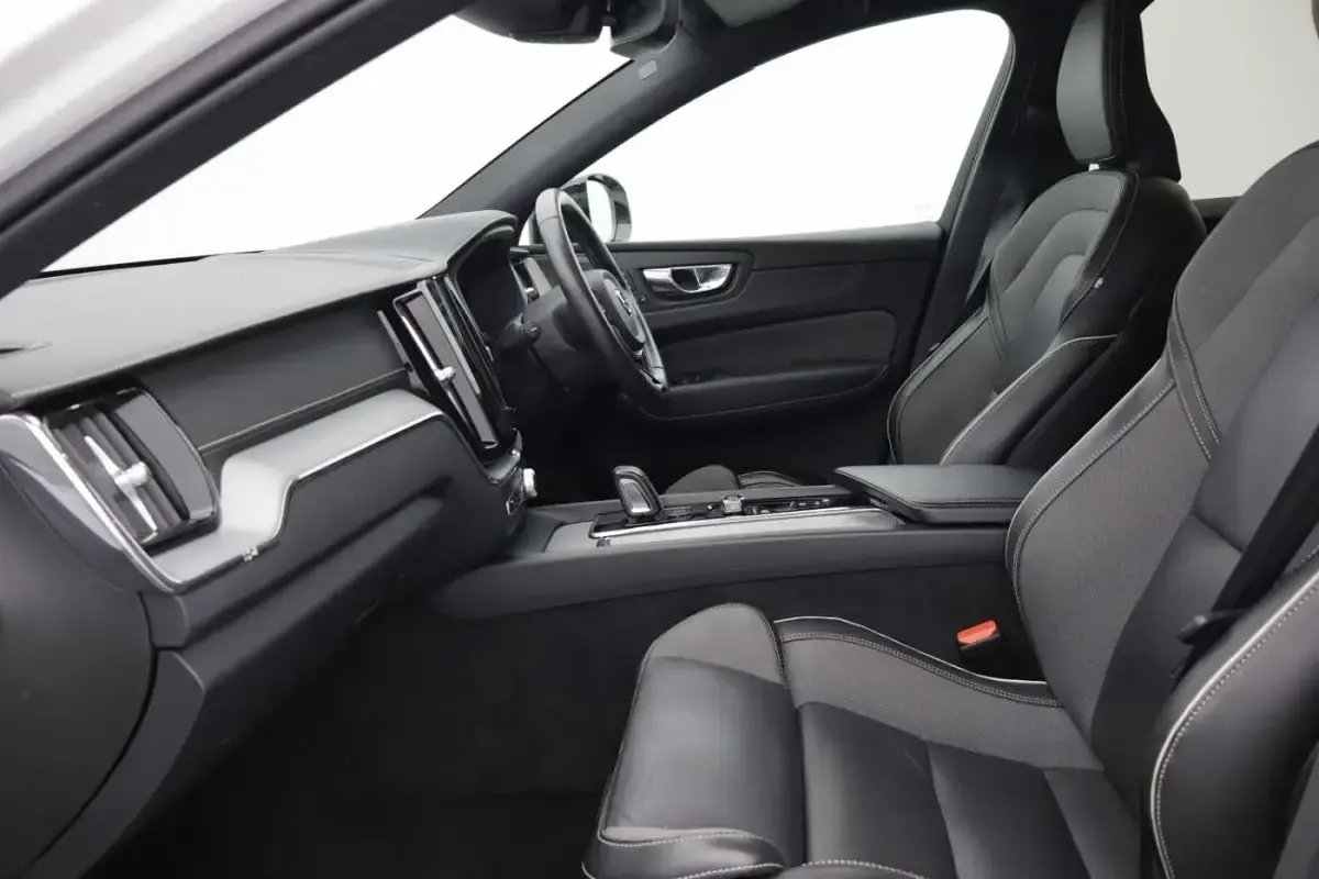 Used Volvo XC60 R-Design Pro 247 HP (181 kW) 2021 White SUV