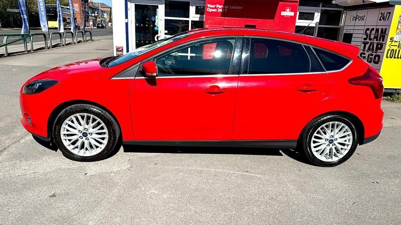 Used Ford Focus Zetec 125 HP (91 kW) 2014 Red Hatchback
