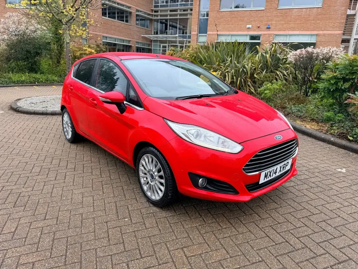 Używany Ford Fiesta Titanium 105 KM (77 kW) 2014 Czerwony Hatchback
