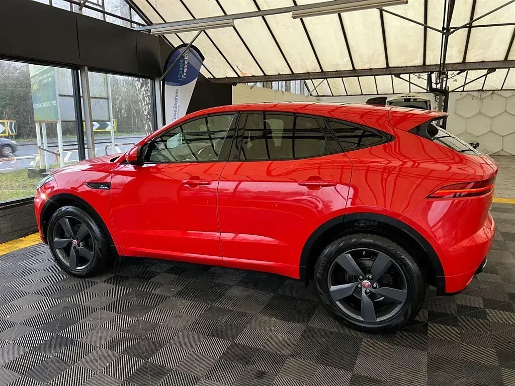 Usado Jaguar E-Pace Chequered Flag 180 HP (132 kW) 2019 Vermelho SUV