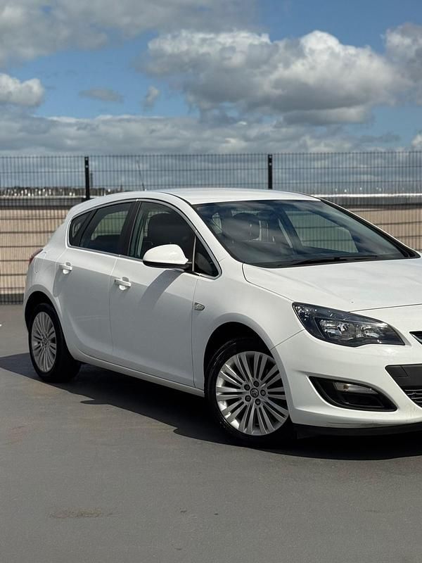 Used Vauxhall Astra Excite 2015 White Hatchback