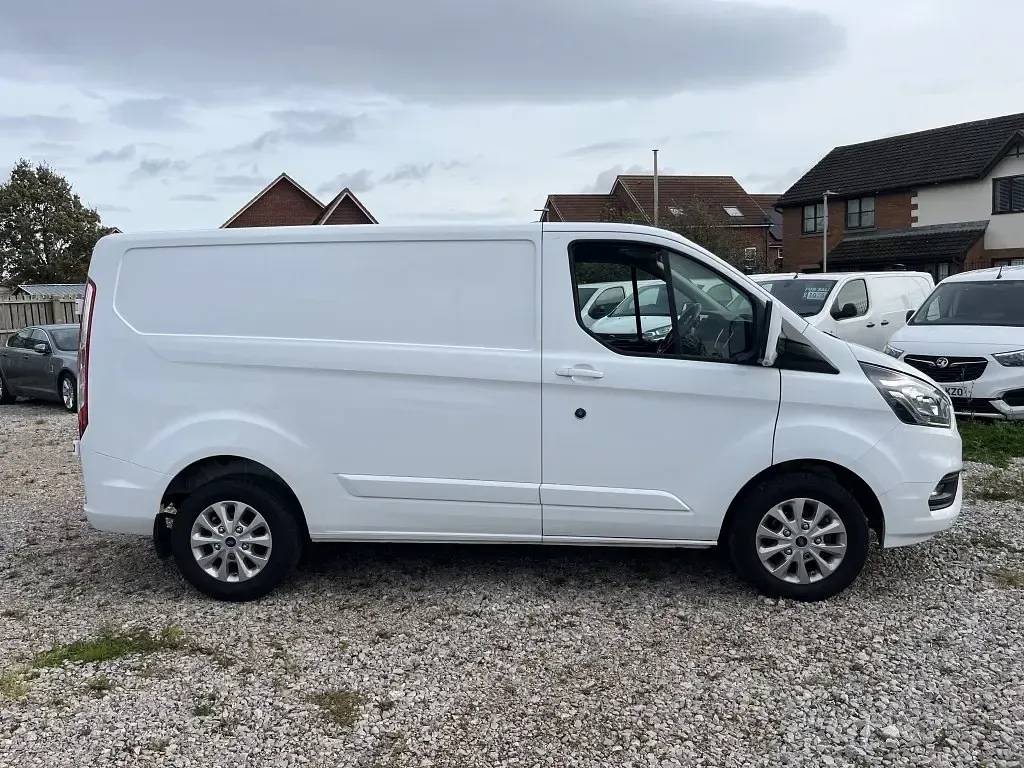 Used Ford Transit Custom Limited 130 HP (95 kW) 2021 White Van