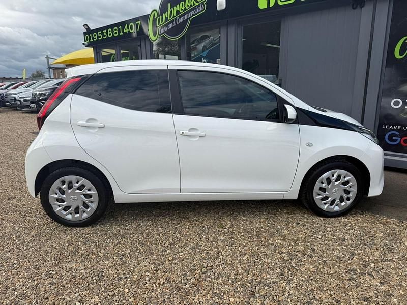 Used Toyota Aygo X-play 68 HP (50 kW) 2018 White Hatchback