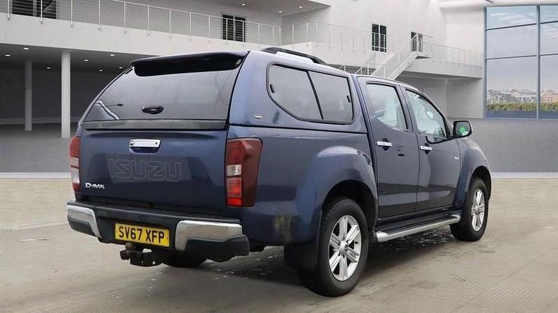 Used Isuzu Pick up 164 HP (120 kW) 2017 Blue Pickup