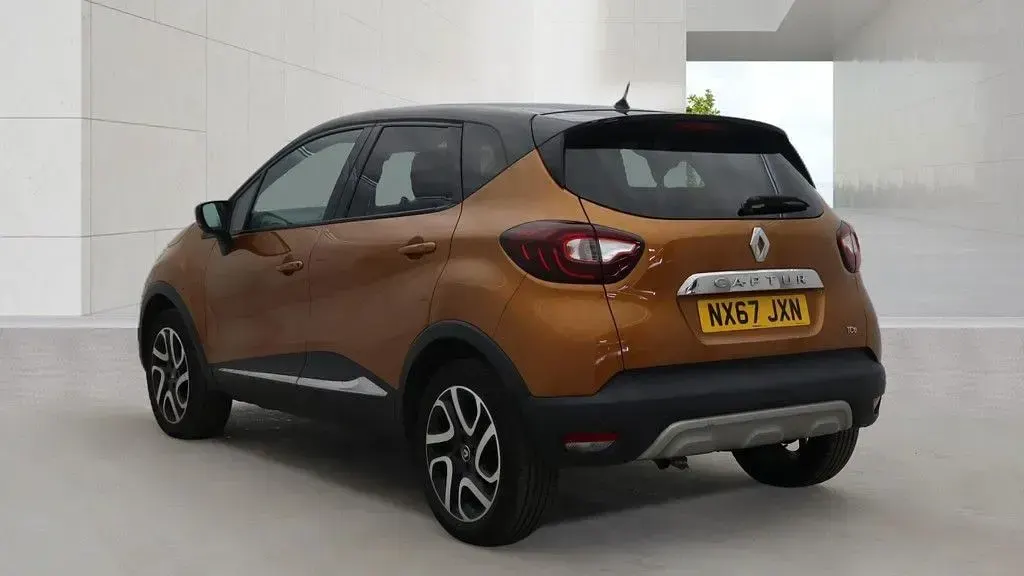 Used Renault Captur Dynamique 90 HP (66 kW) 2017 Orange SUV