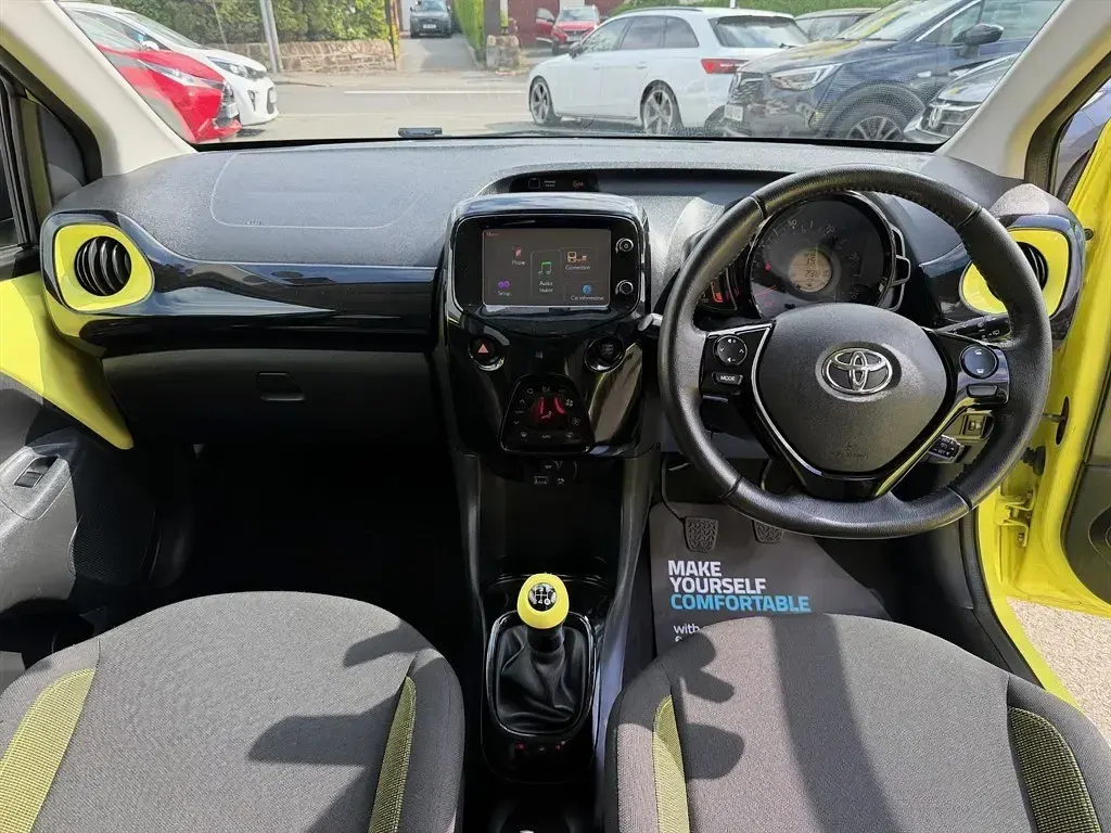 Usado Toyota Aygo X-cite 69 HP (50 kW) 2016 Amarelo Citadino