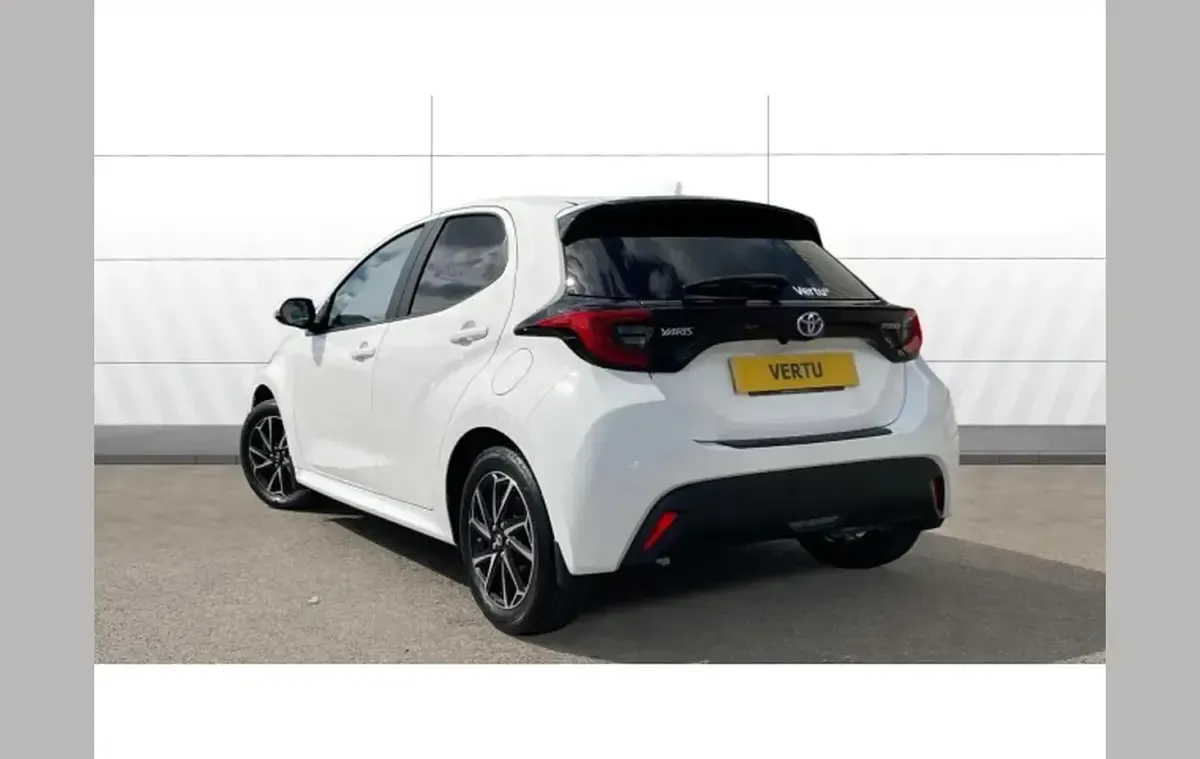 Used Toyota Yaris Design 116 HP (85 kW) 2022 White Hatchback