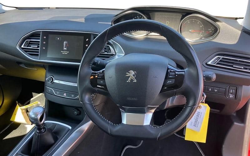Gebraucht Peugeot 308 Sportium 131 PS (96 kW) 2015 Rot Kleinwagen