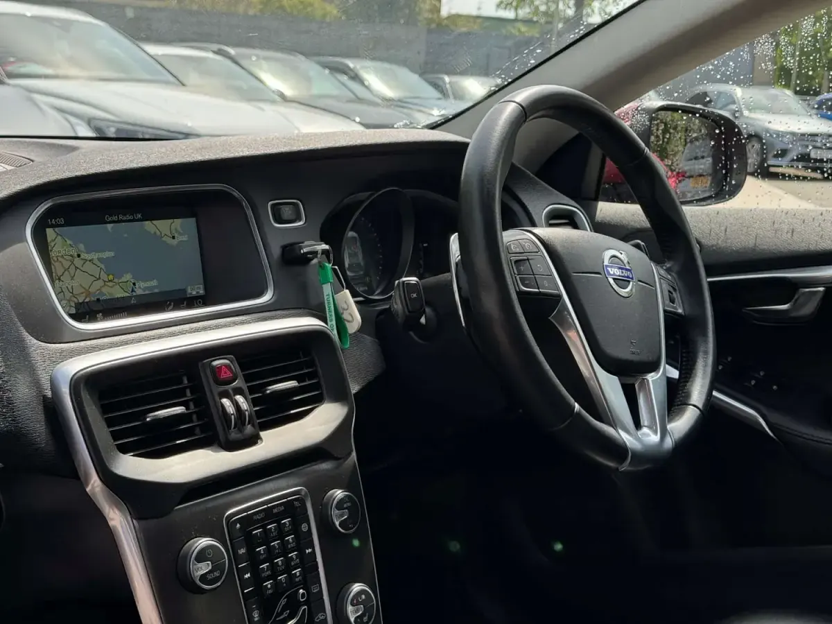 Usado Volvo V40 SE Lux 2015 Rojo Utilitario