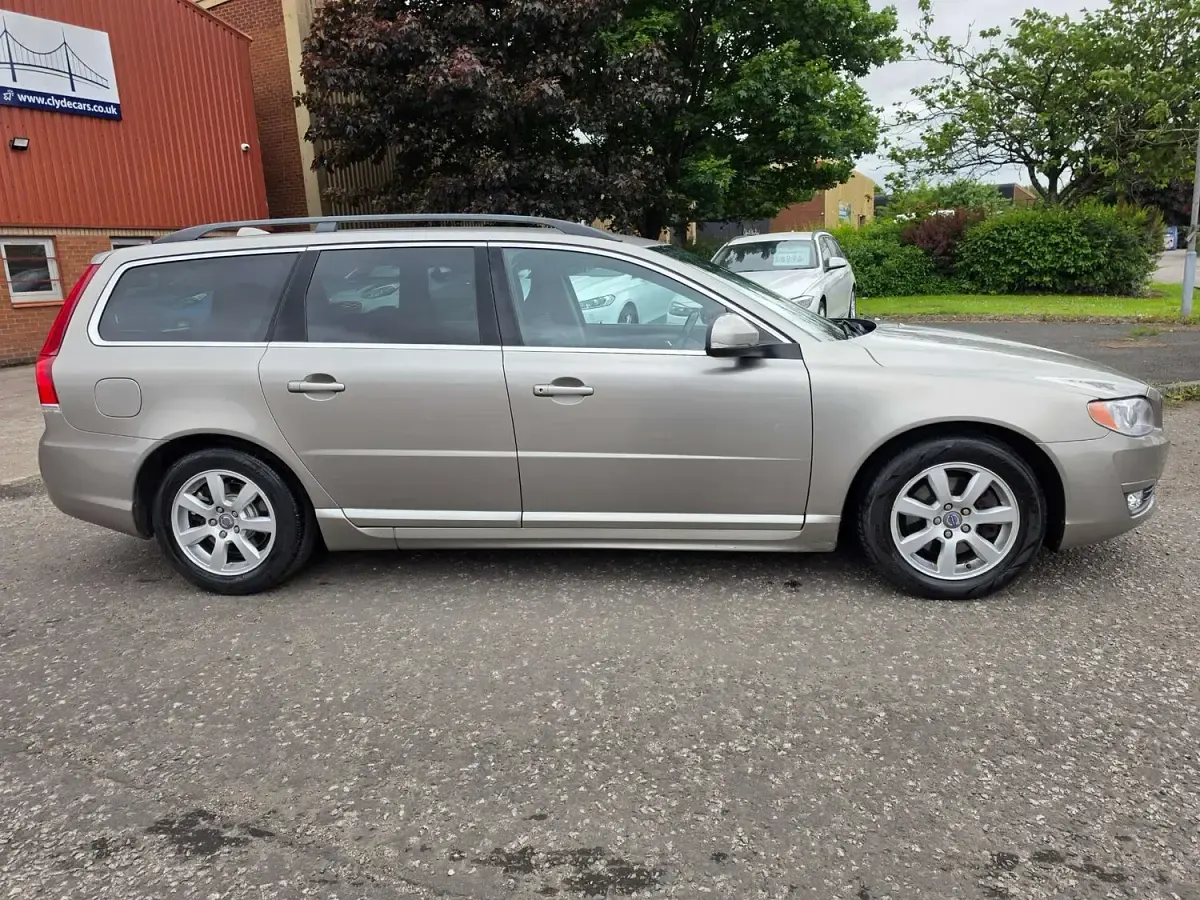 Used Volvo V70 Business Edition 115 HP (84 kW) 2014 Gold Estate