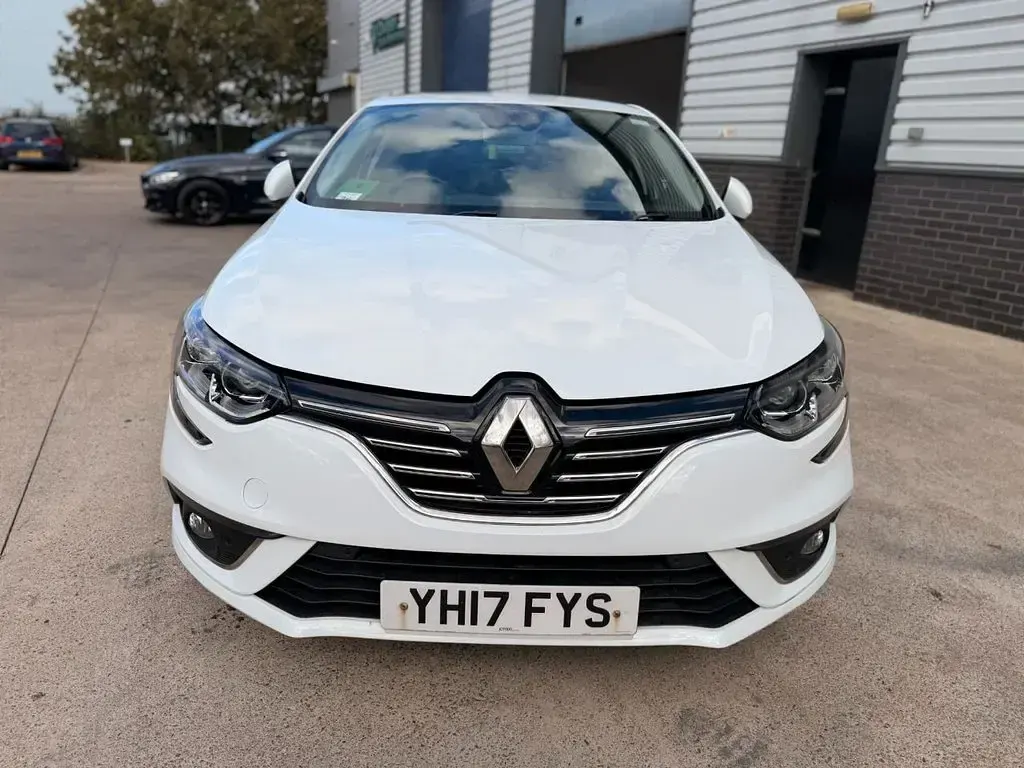 Used Renault Mégane IV Dynamique 130 HP (95 kW) 2017 White Hatchback