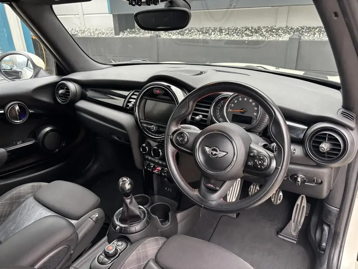 Usado Mini Cooper Cabriolet 136 HP (100 kW) 2018 Branco Cabrios