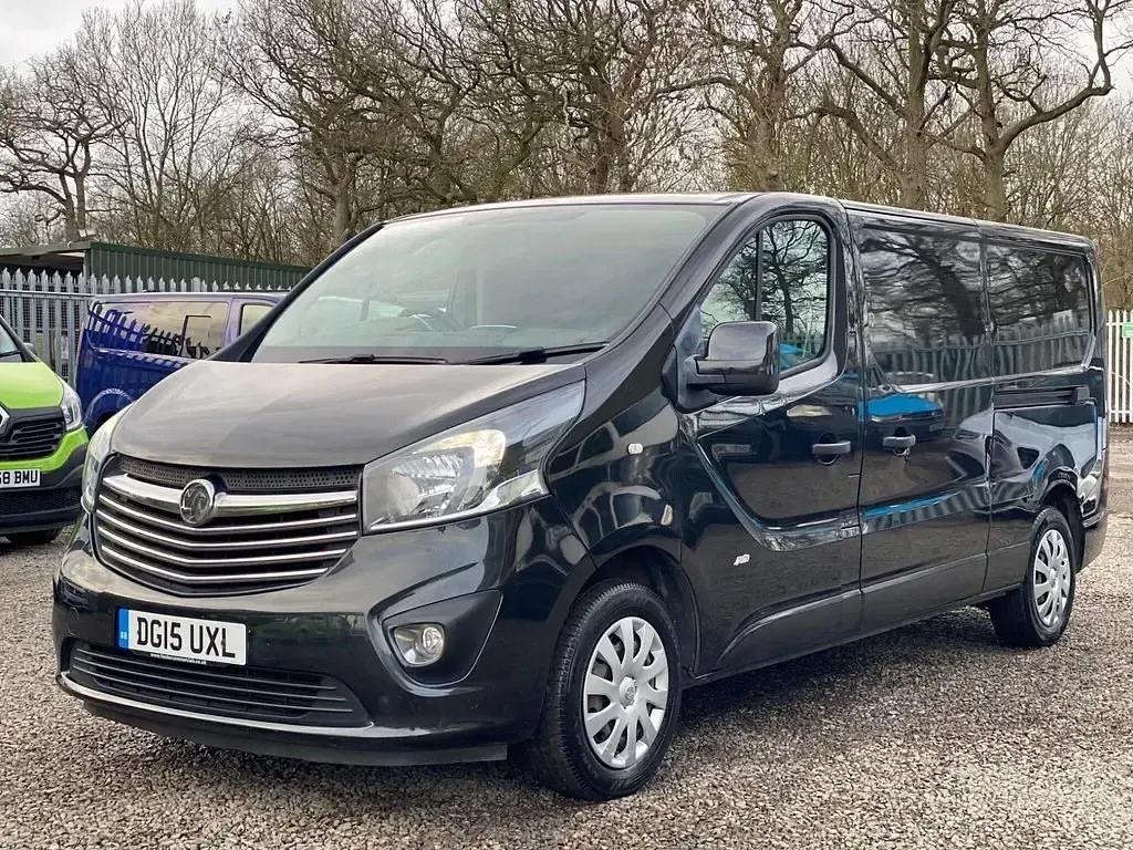 Second-hand Vauxhall Vivaro Sportive 120 CP (88 kW) 2015 Negru Monovolum