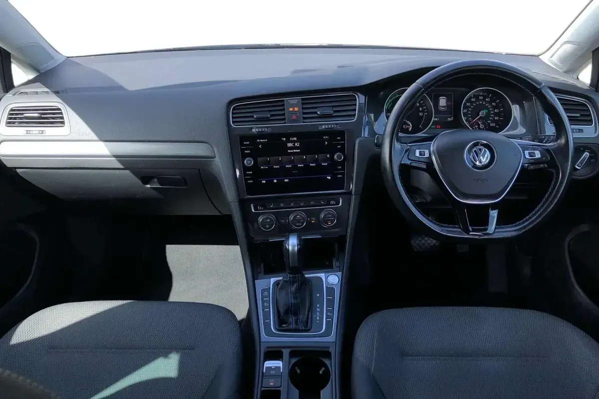 Begagnad VW e-Golf 99 kW (135 HK) 2019 Blå Halvkombi