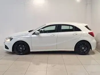 Begagnad Mercedes A180 AMG line 109 HK (80 kW) 2018 Vit Halvkombi