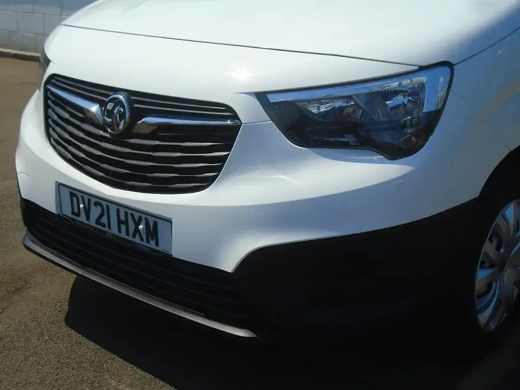 Used Vauxhall Combo 100 HP (73 kW) 2021 White MPV