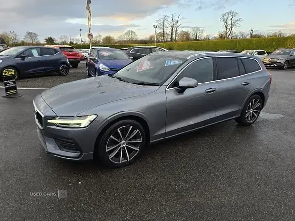 Begagnad Volvo V60 Momentum 2021 Grå Kombi